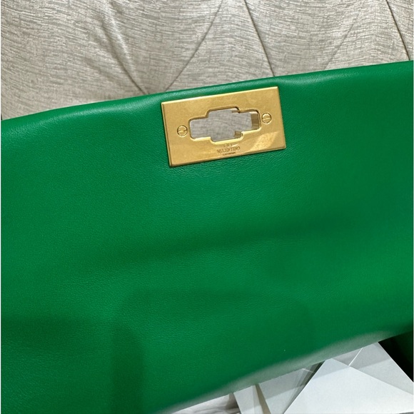 NWT Valentino Garavani Large Leather Roman Stud Shoulder Bag - Picture 10 of 11